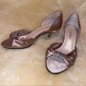 CAPARROS - champagne satin, short heel w/stones